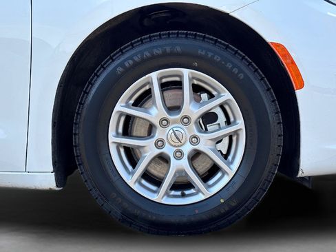 Used 2024 Chrysler Pacifica Touring-L FWD image 12