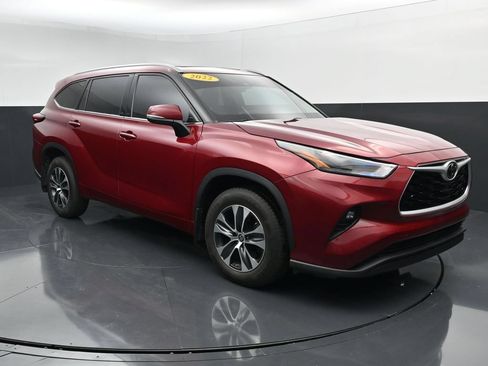 Used 2022 Toyota Highlander XLE AWD/4WD image 2