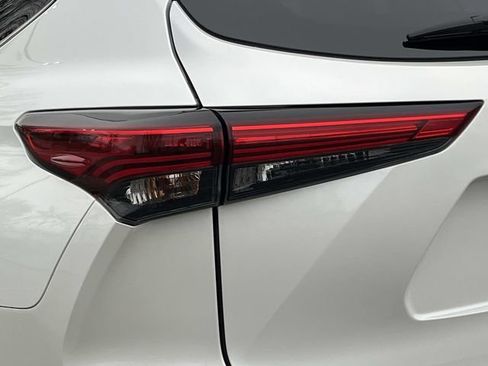 Used 2023 Toyota Highlander XLE image 11