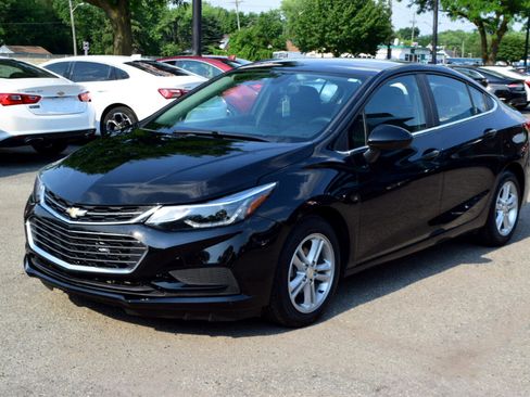 Used 2017 Chevrolet Cruze LT image 2