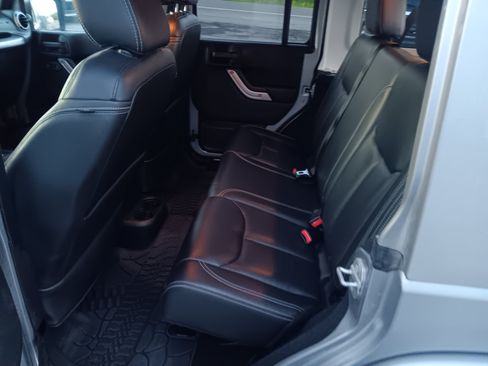 Used 2015 Jeep Wrangler Unlimited Sahara w/ Dual Top Group AWD/4WD image 10