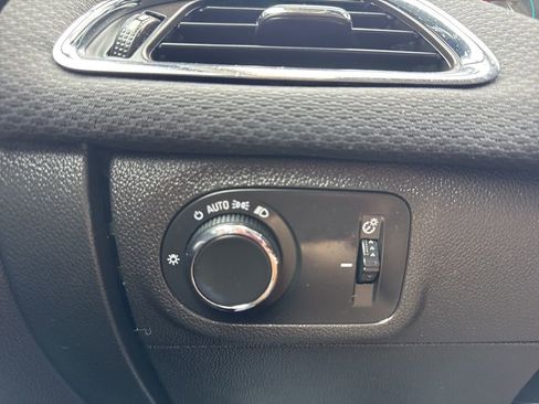 Used 2018 Chevrolet Cruze LT w/ Convenience Package FWD image 10