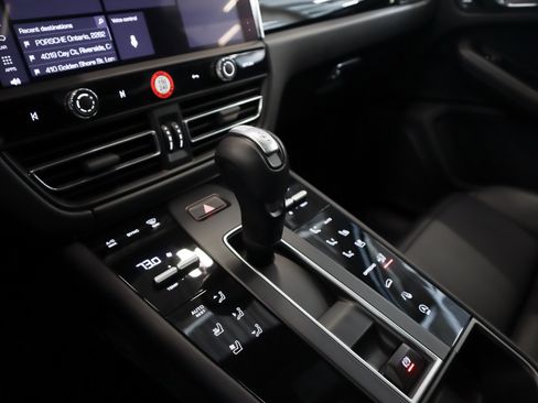 Certified 2026 Porsche Macan AWD/4WD image 17