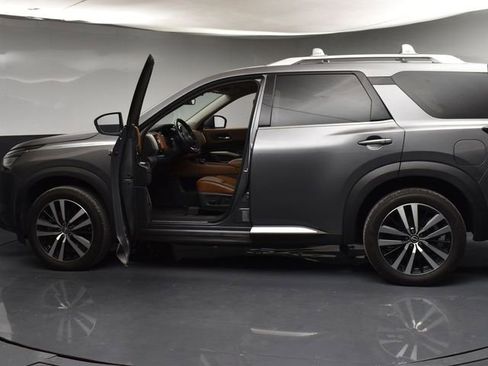 Used 2023 Nissan Pathfinder Platinum AWD/4WD image 3