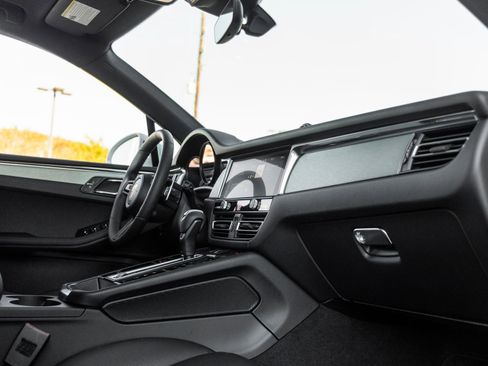 Certified 2026 Porsche Macan AWD/4WD image 47