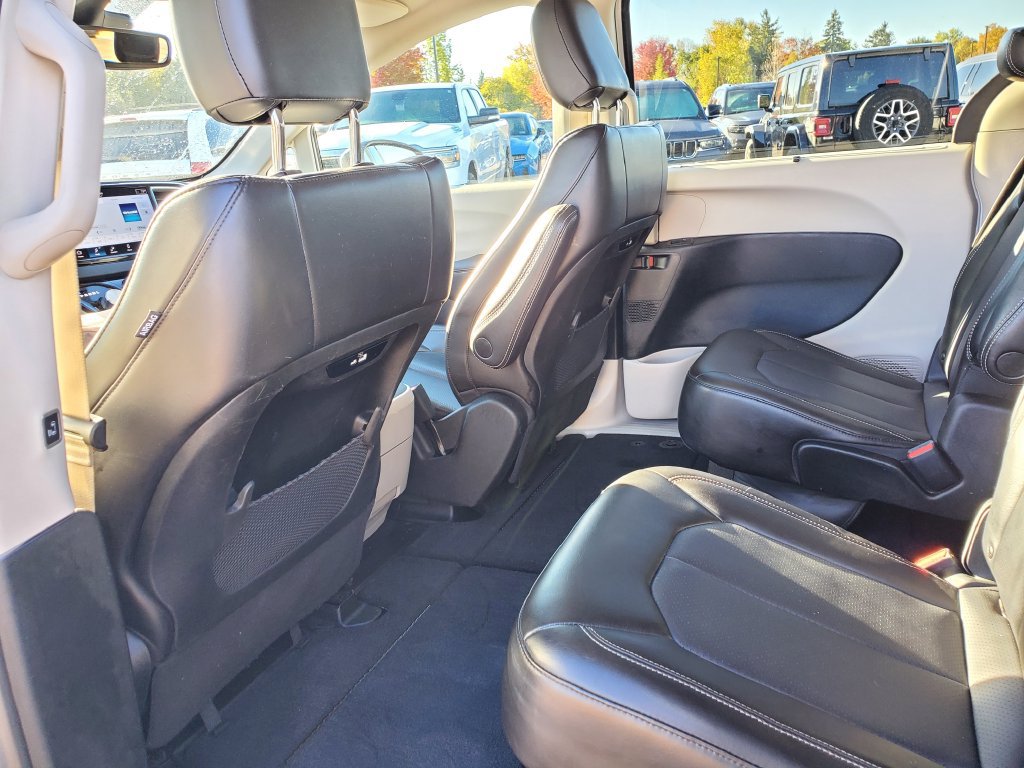 Used 2023 Chrysler Pacifica Touring-L FWD image 10