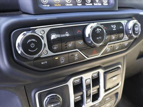 Used 2018 Jeep Wrangler Unlimited Sahara AWD/4WD image 19