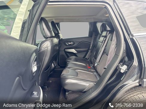 Used 2018 Jeep Cherokee Latitude Plus w/ Comfort/Convenience Group AWD/4WD image 11
