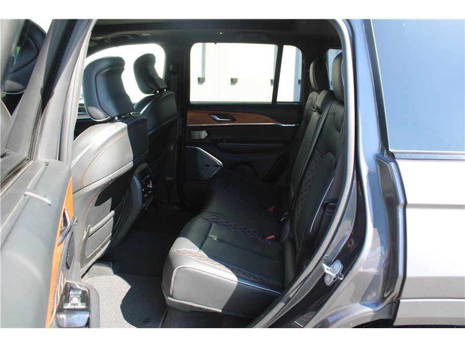 Used 2022 Jeep Grand Cherokee Summit AWD/4WD image 12