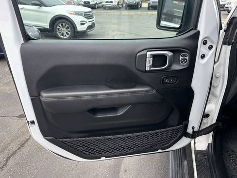 Used 2020 Jeep Gladiator Overland w/ Cold Weather Group AWD/4WD image 11