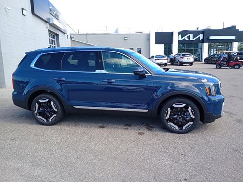 New 2025 Kia Telluride S image 2
