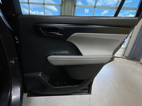 Used 2022 Toyota Highlander LE image 22