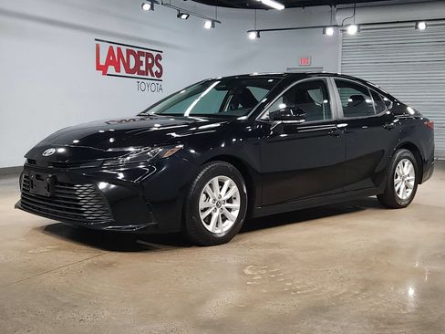 Used 2025 Toyota Camry LE FWD image 3