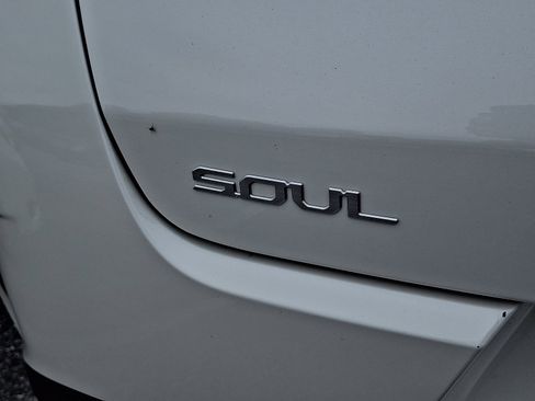 Used 2025 Kia Soul LX FWD image 13