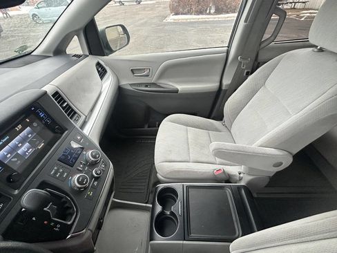 Used 2017 Toyota Sienna LE image 4