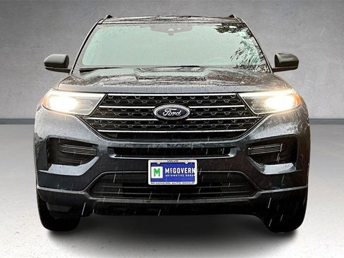 Used 2023 Ford Explorer XLT image 2