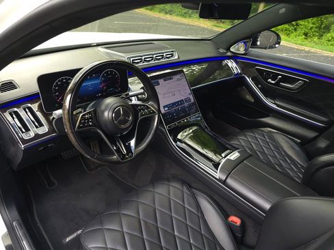 Used 2022 Mercedes-Benz S 580 4MATIC Sedan w/ AMG Line Package image 2