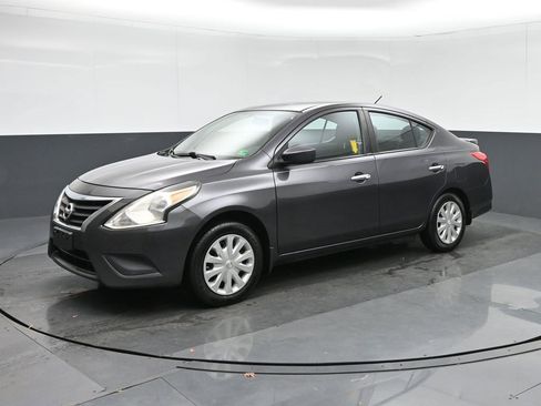Used 2015 Nissan Versa SV image 3