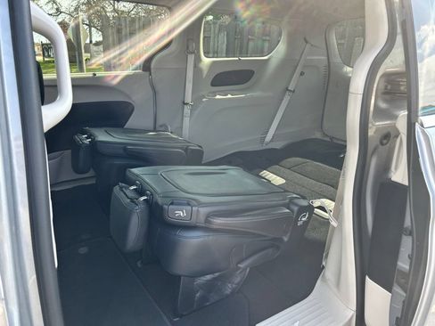 Used 2017 Chrysler Pacifica Touring-L w/ Tire & Wheel Group FWD image 38