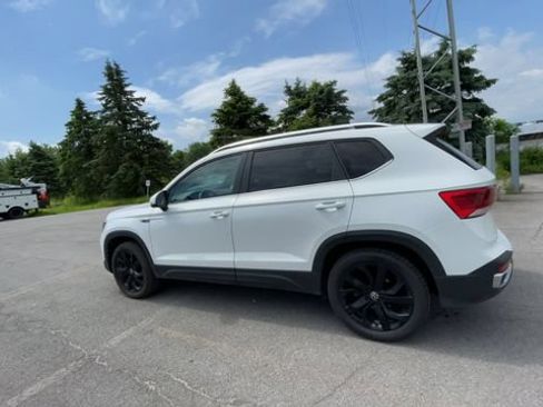 Used 2022 Volkswagen Taos SE w/ Panoramic Sunroof Package AWD/4WD image 7