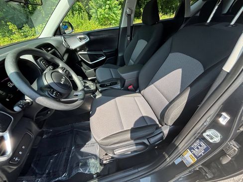 Used 2025 Kia Soul LX w/ LX Technology Package FWD image 31