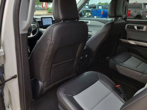 Used 2023 Ford Explorer XLT w/ Equipment Group 202A RWD image 9
