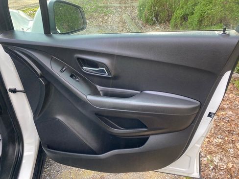 Used 2018 Chevrolet Trax LS image 23