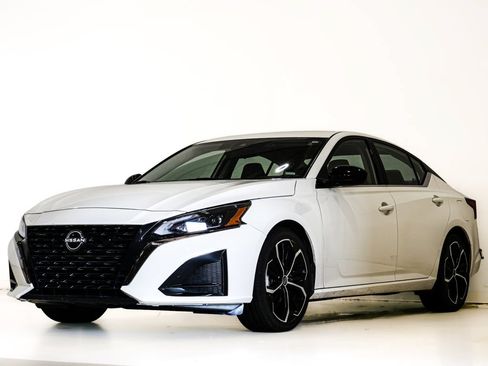 Used 2024 Nissan Altima 2.5 SR FWD image 3