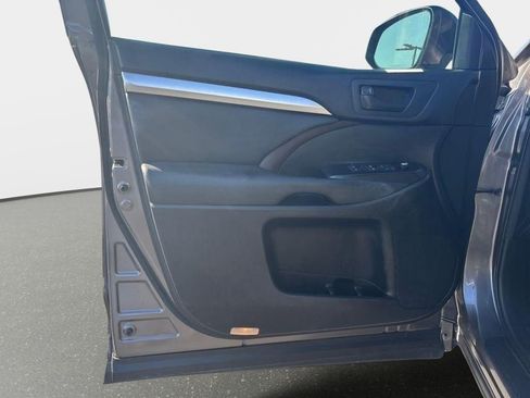 Used 2015 Toyota Highlander LE image 10