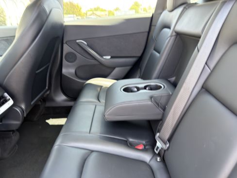 Used 2021 Tesla Model Y Long Range AWD/4WD image 17