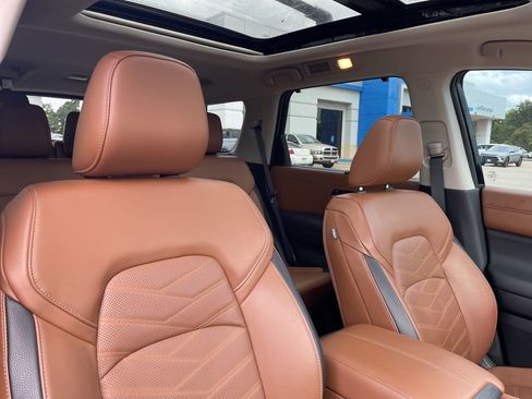 Used 2024 Nissan Pathfinder Platinum FWD image 32