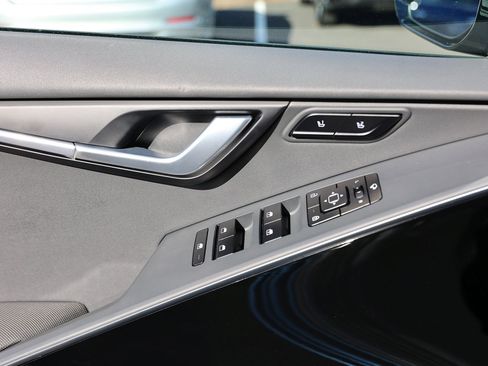 Used 2024 Kia Niro SX Touring image 34