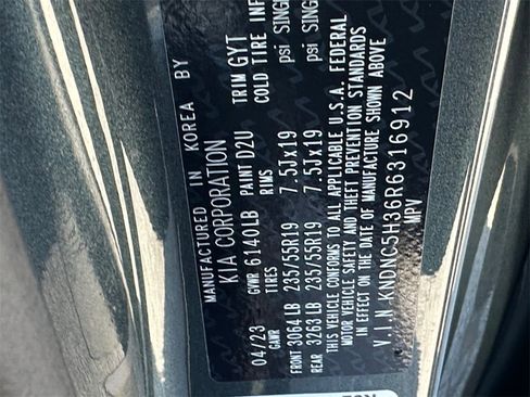 Used 2024 Kia Carnival EX image 24