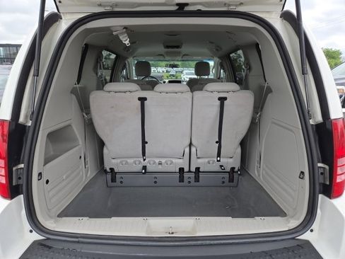 Used 2008 Chrysler Town & Country LX FWD image 10