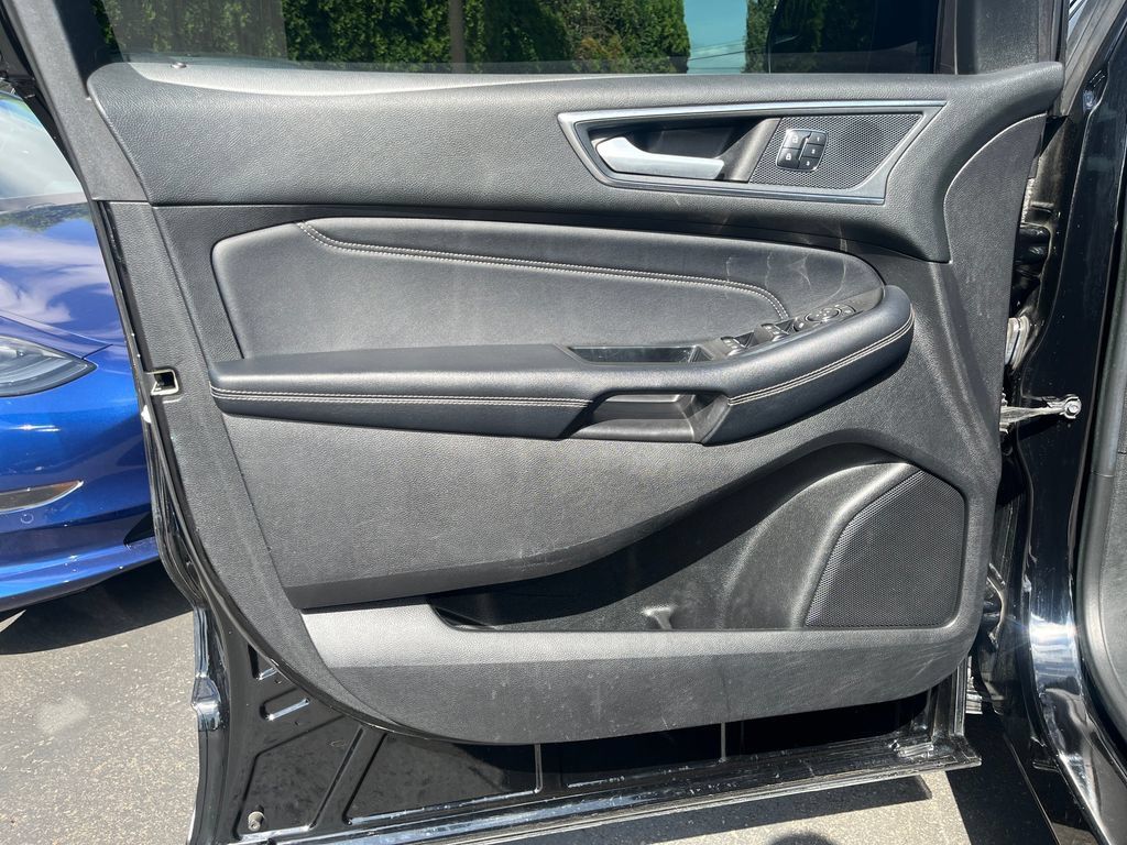 Used 2018 Ford Edge Titanium w/ Technology Package AWD/4WD image 10