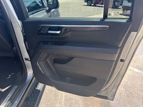 Used 2025 Chevrolet Suburban Z71 AWD/4WD image 11