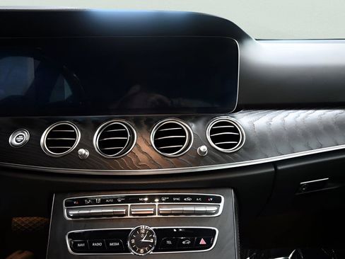 Used 2020 Mercedes-Benz E 350 4MATIC Sedan w/ Premium Package image 23