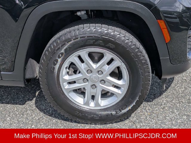 Used 2023 Jeep Grand Cherokee Laredo RWD image 10