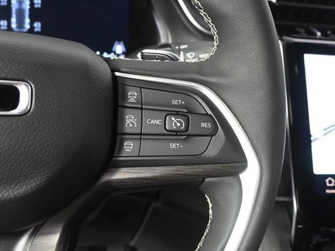 Used 2025 Jeep Grand Cherokee Limited w/ Black Appearance Package AWD/4WD image 34