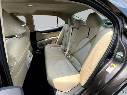Used 2019 Toyota Camry LE FWD image 21