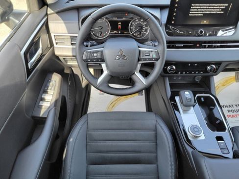 New 2026 Mitsubishi Outlander SE image 13