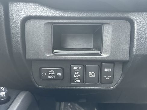 Used 2018 Toyota Tacoma TRD Off-Road image 16