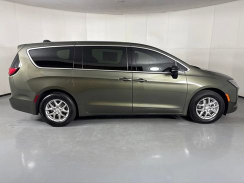 New 2027 Chrysler Pacifica Select FWD image 9