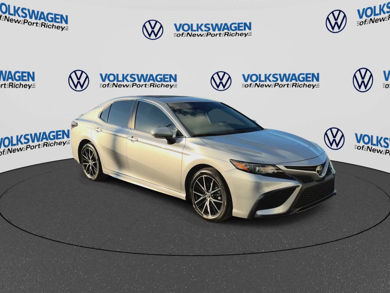 Used 2023 Toyota Camry SE FWD image 2