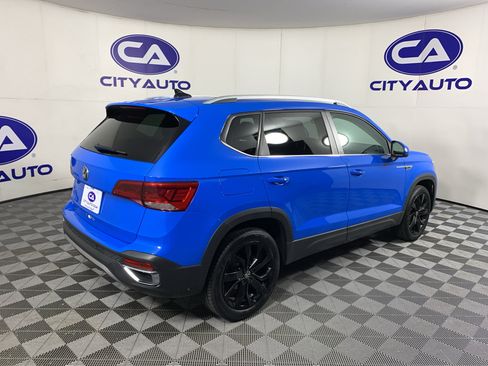 Used 2022 Volkswagen Taos SEL w/ Panoramic Sunroof Package FWD image 3