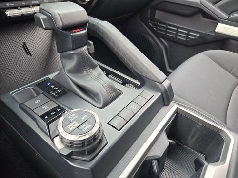 Used 2024 Toyota Tacoma TRD Off-Road image 23