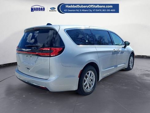 Used 2024 Chrysler Pacifica Touring-L FWD image 5