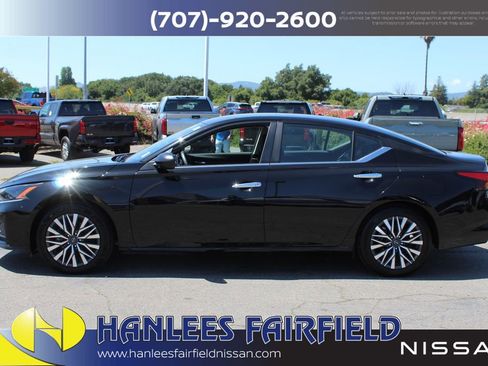 Used 2025 Nissan Altima 2.5 SV FWD image 2