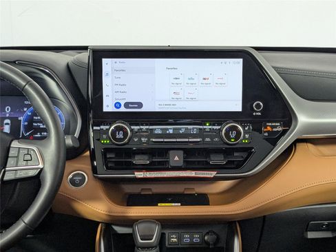 Used 2025 Toyota Highlander Platinum image 40