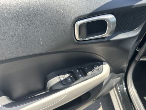 New 2025 Hyundai Venue SEL image 17